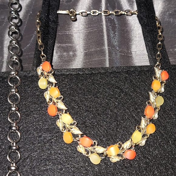 Vintage Leaf & Lucite/Thermoset Necklace - Picture 4 of 4